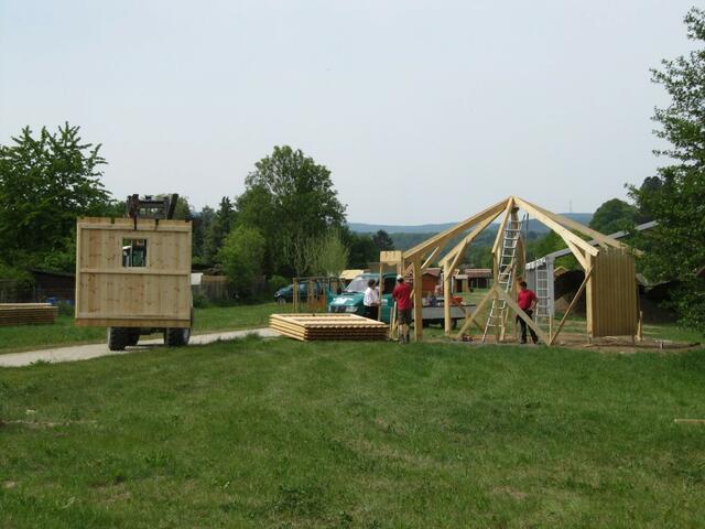 Bau einer Hütte am 6.5.2011