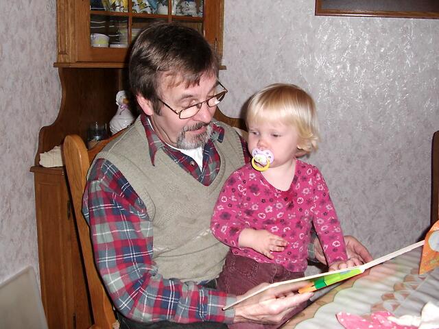 gemeinsames Lesen mit Enkeltochter | Foto: G. Hansi