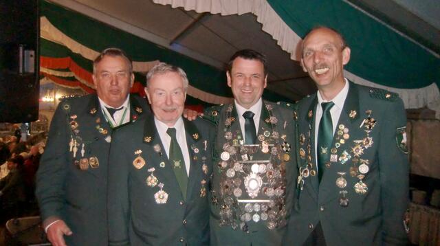 Unser stolzer Schützenkönig 2011 Volker Blume (3. v.l.)