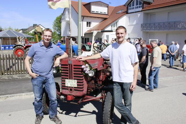 Die Vorsitzenden der "Freunde alter Landmaschinen Gottmannshofen" Andreas Huber (rechts und Gerd Klein (links) strahlten mit der Sonne um die Wette, da die Besucher sehr zahlreich waren