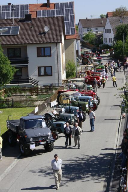 In Reih und Glied standen sie Fahrzeuge in der ALten Strasse in Reatshofen