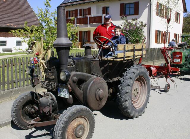Jürgen Mordstein aus Heißesheim bei Mertingen mit seinem Lanz, Baujahr 1941 samt Heuwender