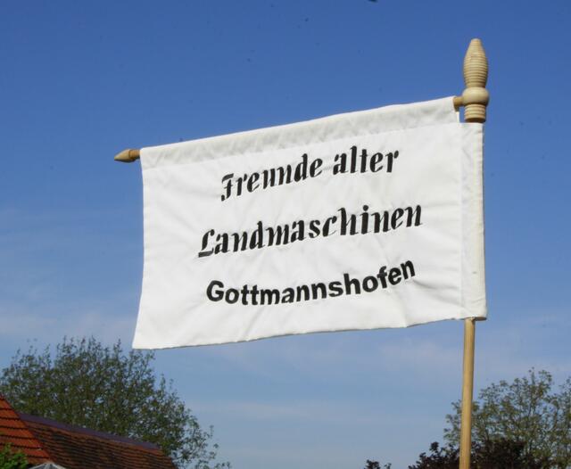 Mit diesen Fahnen sind viele der Fahrzeuge des gastgebenden Vereins gekennzeichnet