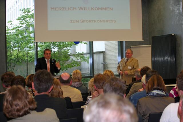 Regionspräsident Hauke Jagau begrüßt die Kongressteilnehmer