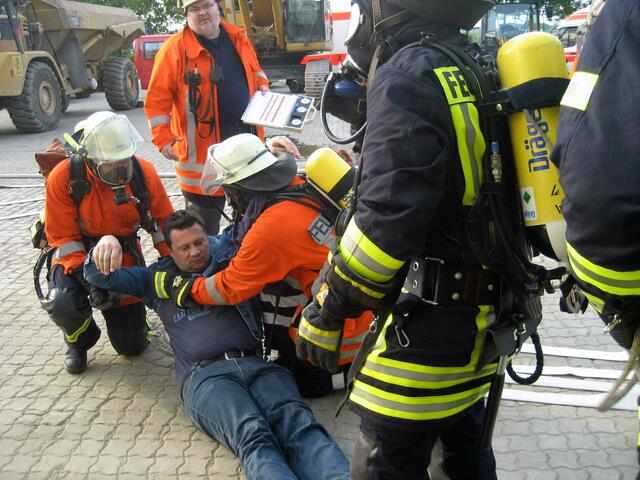 Eine weitere Person durch Atemschutztrupps gerettet