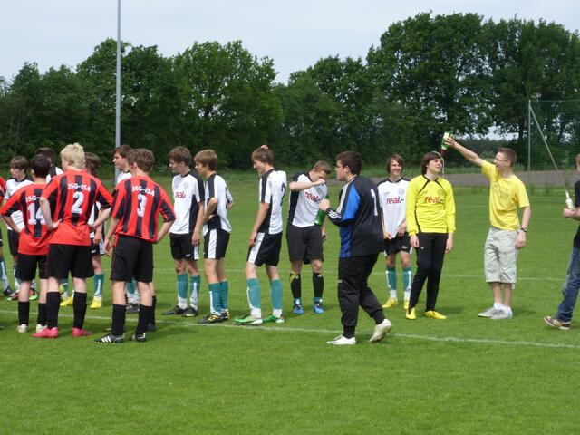 Die ersten Meisterdusche bekommt der Keeper