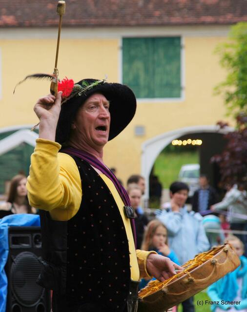 4. Elfenfestival Blumenthal - Blumenthal-Gaukler-Vogel 'Sunshine-Deer' Thomas kündigt die Programmpunkte an