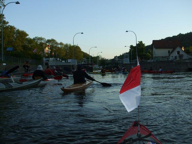 warten vor der Fulda-Schleuse