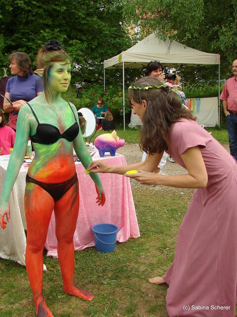 4. Elfenfestival Blumenthal - Bodypainterin Claudia-Maria verwandelt Menschin in Elfe