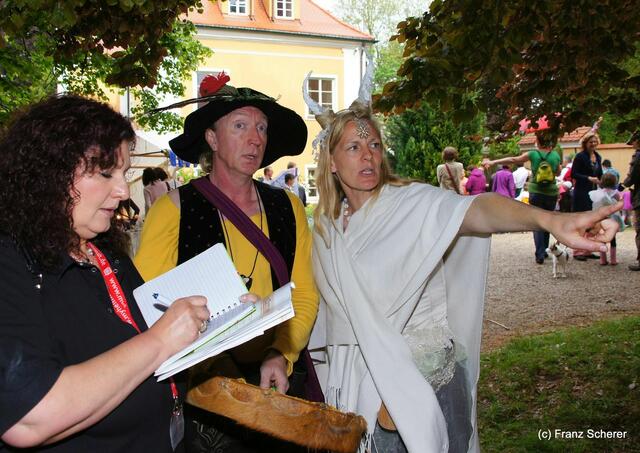 4. Elfenfestival Blumenthal - Gaukler-Vogel 'Sunshine-Deer' Thomas (Mitte) und Julia Baus im Gespräch mit myheimat-Bürgerreporterin Sabina Scherer