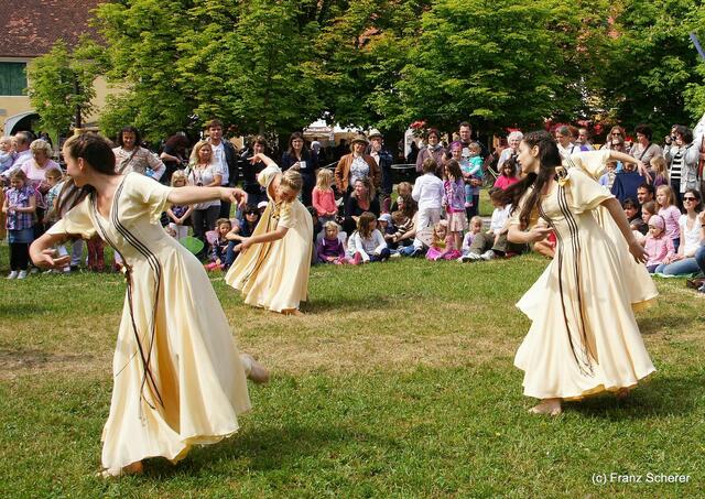 4. Elfenfestival Blumenthal - Elfentanz mit Schülern der Münchener Ballettschule Fock-Nüzel. Dargeboten wurden Tänze im Wiesenthal-Stil