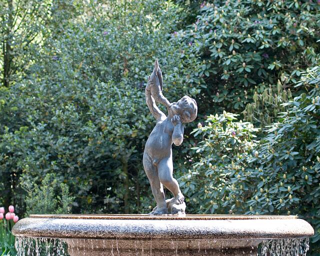 Brunnen mit Knabe.