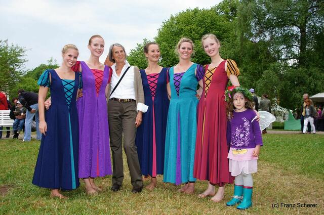 4. Elfenfestival Blumenthal - Schülerinnen der Münchener Ballettschule Fock-Nüzel mit Choreographin und Tanzpädagogin Susanne Mundorf (3. von links). Dargeboten wurden Tänze im Wiesenthal-Stil
