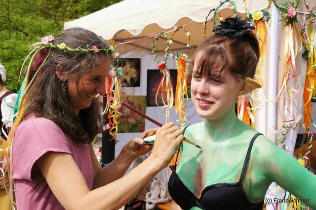 4. Elfenfestival Blumenthal - Bodypainterin Claudia-Maria verwandelt Menschin in Elfe