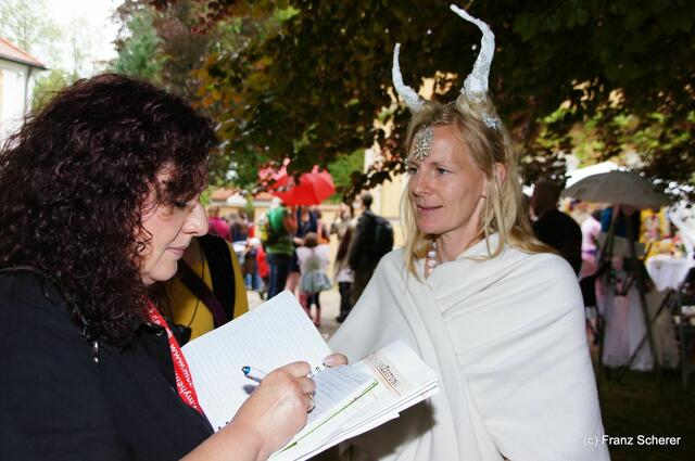 4. Elfenfestival Blumenthal - Organisatorin Julia Baus (rechts) im Gespräch mit myheimat-Bürgerreporterin Sabina Scherer