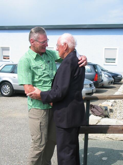 Liebevolle Begrüßung zwischen Eugen Hurler und Hermann Bäurle.