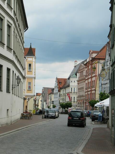 ... hier die Straßenseite,  Stadteinwärts ...