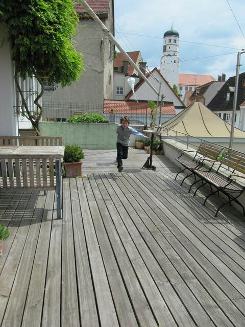 Kinder dürfen unter Aufsicht auf die Dachterrasse ...