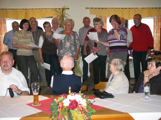 Auch eine Abordnung des Nordendorfer Kirchenchores gratulierte musikalisch.