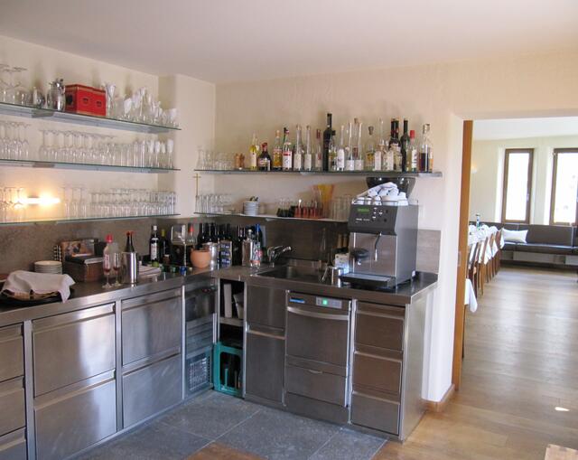 ... gleich am Empfang ist auch die Theke ...