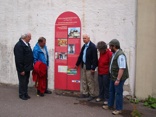 Pater Wilfried Kunz, Rupert Reitberger, Dr. Hubert und Gabriele Raab und Achim Rabl freuen sich über die erste Stele.