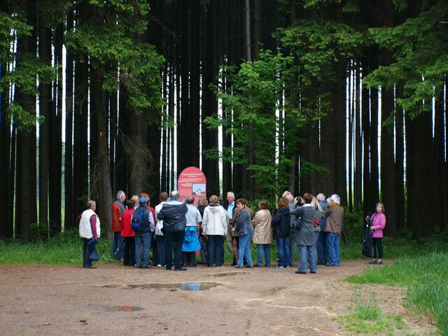 Auch die zweite Informationstafel auf dem Weg bietet interessante Impulse