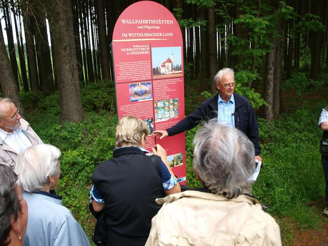 Dr. Hubert Raab erklärt das Thema dieser Stele