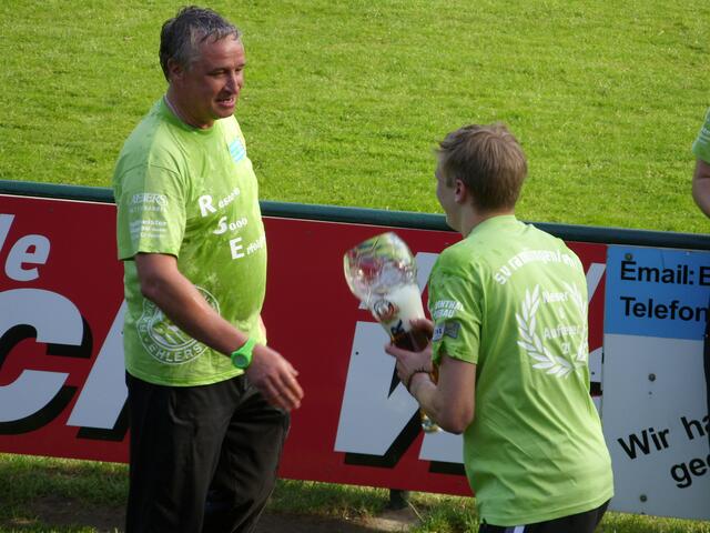Trainer Miener bekommt einige Bierduschen