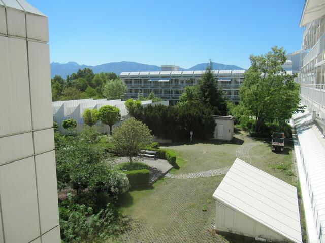 Blick zum Innenhof der Klinik