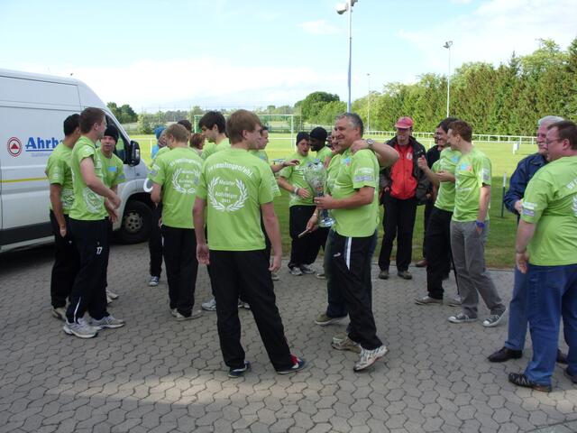 Trainer Alf Miener wird beglückwünscht