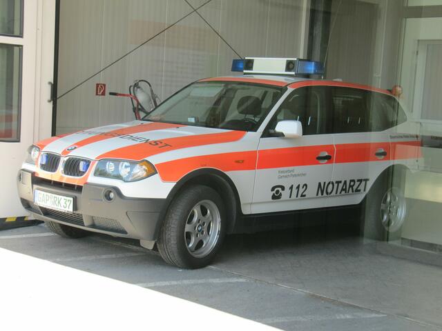 Ein Rettungswagen am Eingang zur Notfallambulanz