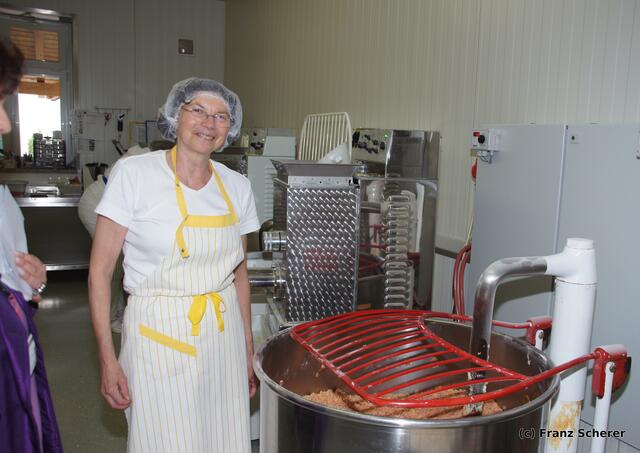 Lärchenhof-Nudeln aus Friedberg-Rinnenthal - Anni Habersetzer bei der Nudelteigproduktion