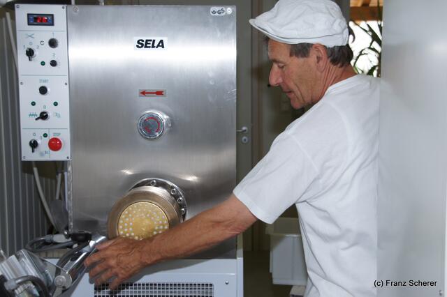 Lärchenhof-Nudeln aus Friedberg-Rinnenthal - Benedikt Habersetzer sen. bereitet  die Nudelpresse für die Tomaten-Spaghetti-Produktion vor