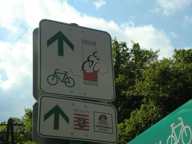 Auch die Ausschilderung ist nahezu perfekt. Hier verläuft der Vulkanradweg parallel.