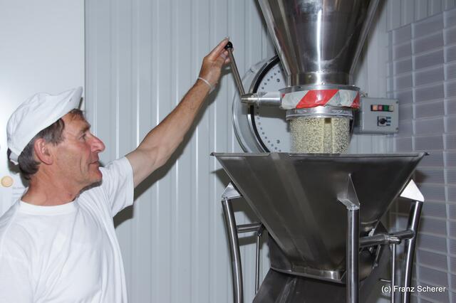 Lärchenhof-Nudeln aus Friedberg-Rinnenthal - Benedikt Habersetzer sen. beim Zuwiegen von Hartweizengrieß, der im Silo lagert