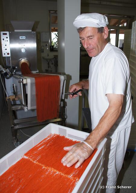 Lärchenhof-Nudeln aus Friedberg-Rinnenthal - Benedikt Habersetzer sen. produziert Tomaten-Spaghetti