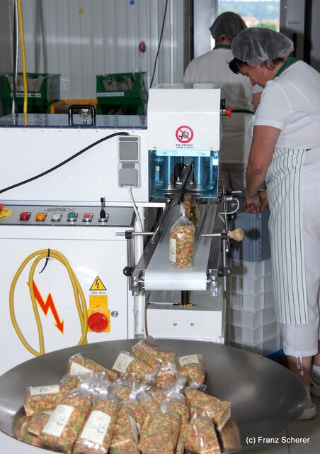 Lärchenhof-Nudeln aus Friedberg-Rinnenthal - An der Verpackungsmaschine