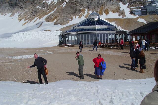 Eine Schneeballschlacht auf der Zugspitze
