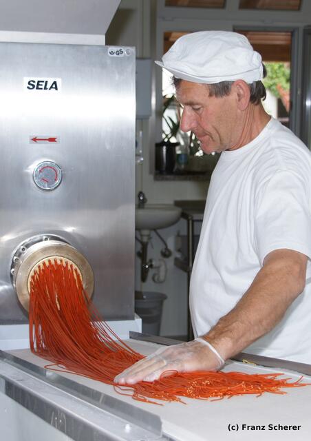 Lärchenhof-Nudeln aus Friedberg-Rinnenthal - Benedikt Habersetzer sen. produziert Tomaten-Spaghetti