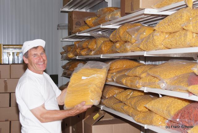 Lärchenhof-Nudeln aus Friedberg-Rinnenthal - von 250 Gramm bis zur Gastropackung mit 5 kg - Benedikt Habersetzer sen. im Nudellager