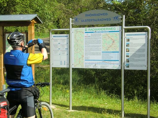 Entlang des Bahnradwegs Hessen wird der Radler überall bestens informiert.