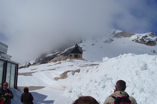 Gigantisch: Die Zugspitze mit der Bergkapelle