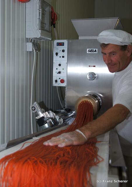 Lärchenhof-Nudeln aus Friedberg-Rinnenthal - Benedikt Habersetzer sen. produziert Tomaten-Spaghetti
