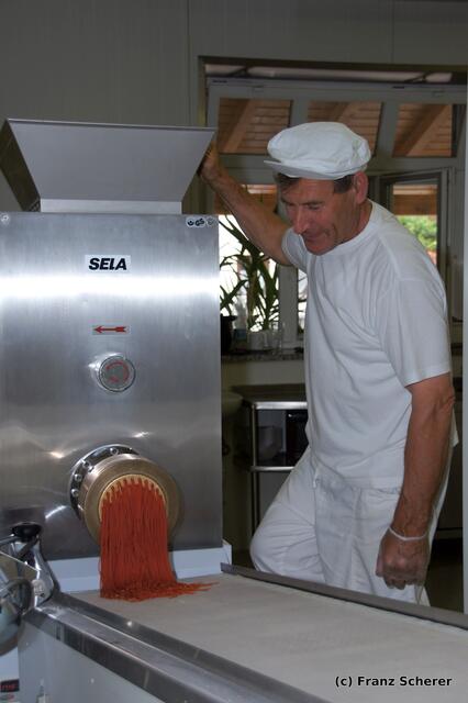 Lärchenhof-Nudeln aus Friedberg-Rinnenthal - Benedikt Habersetzer sen. produziert Tomaten-Spaghetti