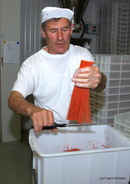 Lärchenhof-Nudeln aus Friedberg-Rinnenthal - Benedikt Habersetzer sen. produziert Tomaten-Spaghetti. Der Zuschnitt erfolgt von Hand