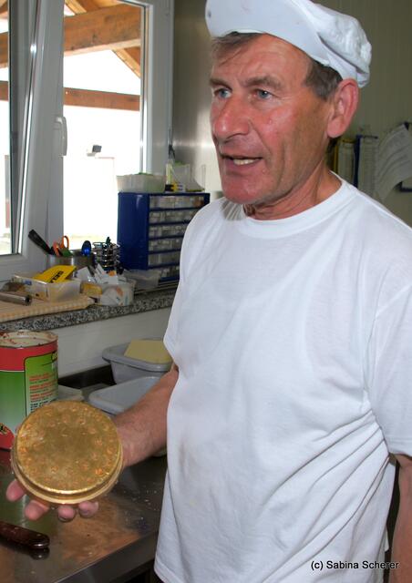 Lärchenhof-Nudeln aus Friedberg-Rinnenthal Benedikt Habersetzer sen. mit einem Formstück für die Nudelproduktion