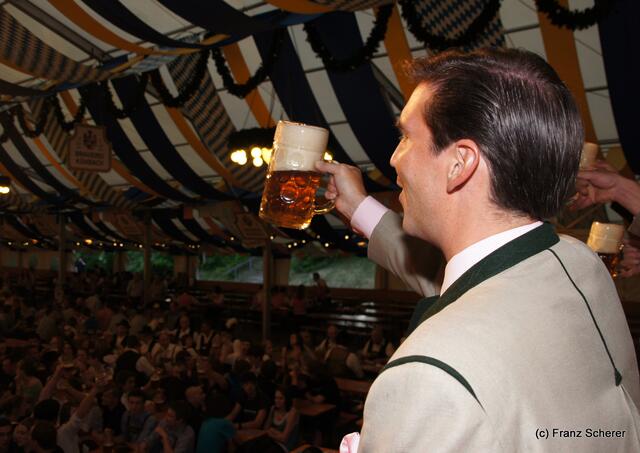Meringer Volksfest 2011 - Ein Prosit der Gemütlichkeit kommt von Kühbacher Brauereibesitzer Umberto Freiherr von Beck-Peccoz