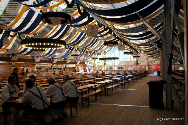 Meringer Volksfest 2011 - Impressionen vor dem Festbeginn. Ein Blick ins Greinersche Festzelt