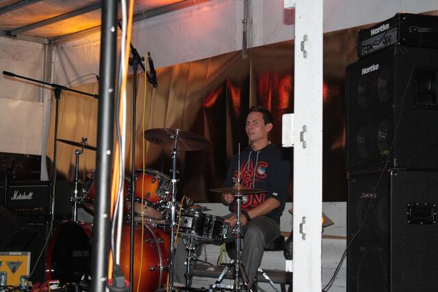 der Drummer haut auch richtig rein ........