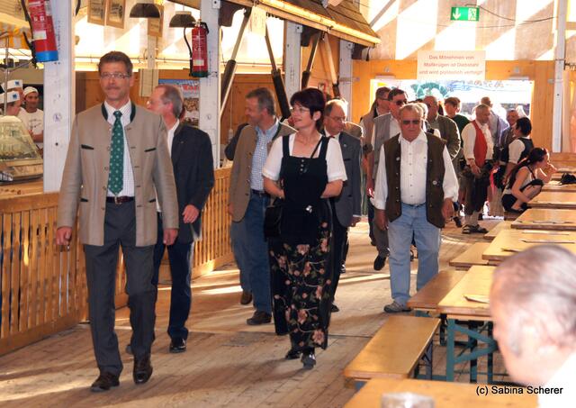 Meringer Volksfest 2011 - Festwirt Greiner begleitet die Ehrengäste ins Zelt